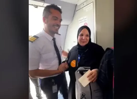 Mengharukan…Seorang Pilot Beri Kejutan Manis Kepada Ibunya yang Akan Berangkat Haji