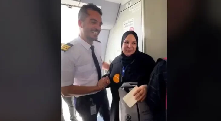 Mengharukan…Seorang Pilot Beri Kejutan Manis Kepada Ibunya yang Akan Berangkat Haji